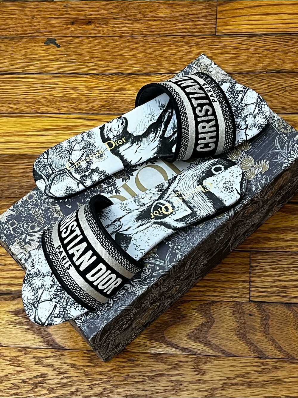 Black & White Stylish Sandals - Picture 6 of 7